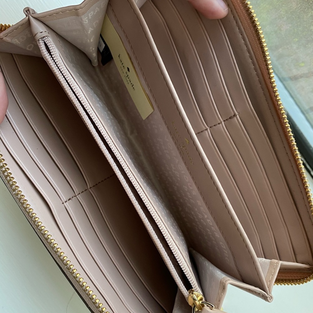 Kate Spade Wallet. - Picture 5 of 6